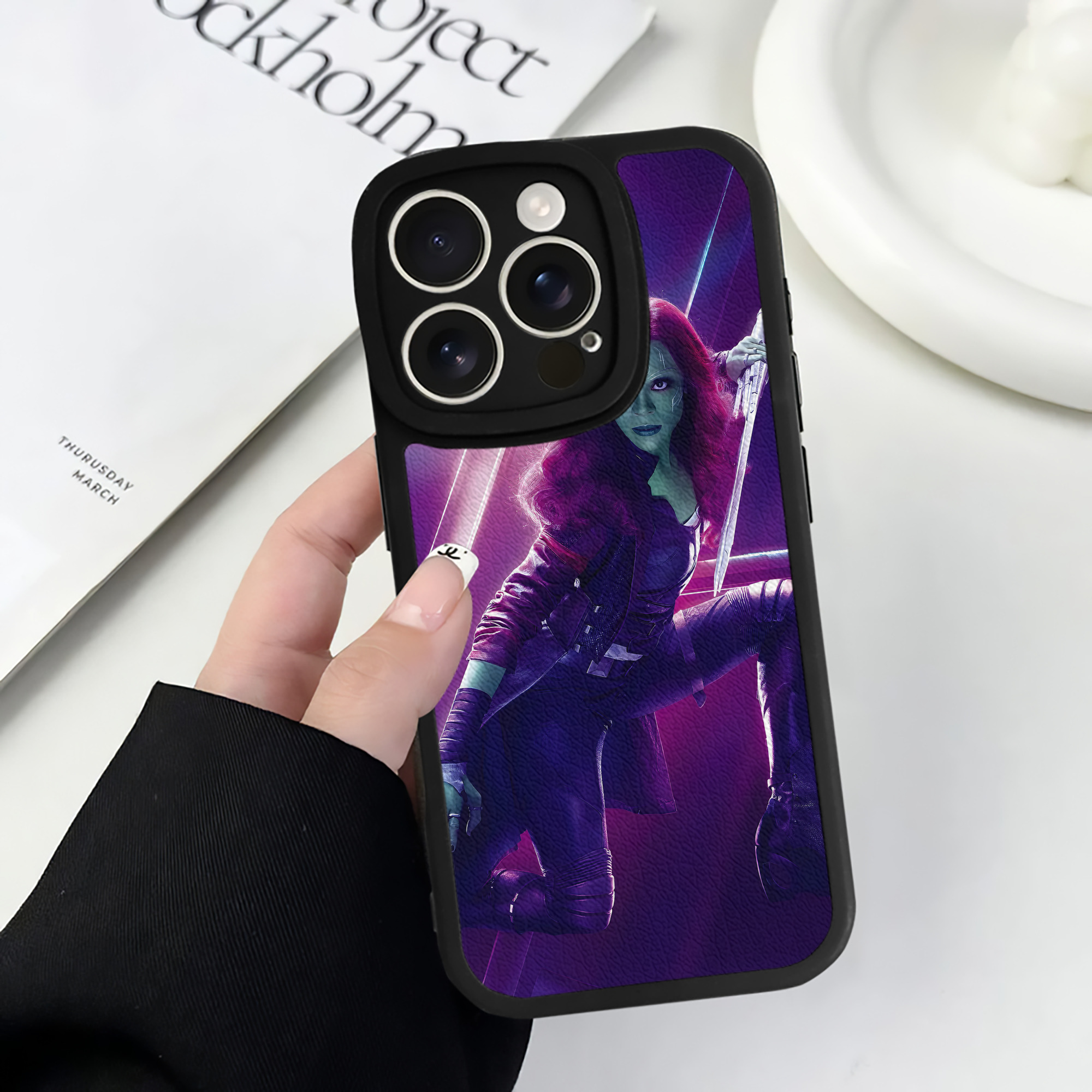（画像用） アベンジャーズ The Avengers 【iPhone 16シリーズ対応】シリコンスマホケース（レザー調） 材質：シリコン